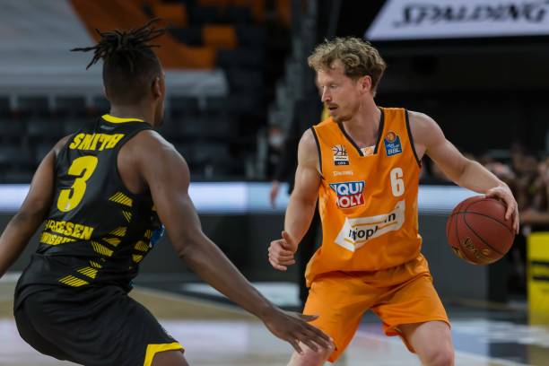 拭目以待 拭目以待