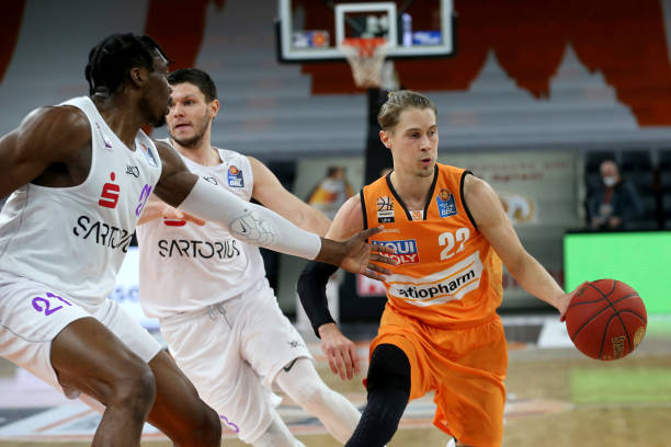 的球员之一 的球员之一